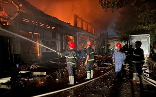 Cận cảnh dãy nhà công ty ở quận 7, TPHCM, bị cháy đổ sập