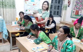 Lớp học xóa mù chữ cho người dân tộc Mông
