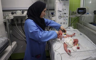 Sinh con trong bom đạn và thiếu thốn ở Gaza
