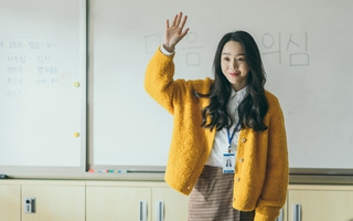 Shin Hae-sun “lột xác” với vai cô giáo