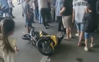 2 thanh niên lao xe máy vào ô tô, gây náo loạn sân bay Tân Sơn Nhất 