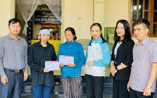 Hội LHPN Việt Nam trao sổ tiết kiệm cho 2 con của liệt sĩ công an hy sinh khi làm nhiệm vụ tại Hà Tĩnh 