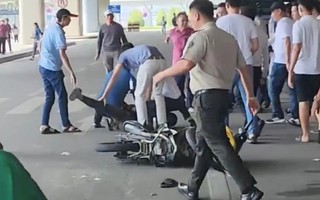 2 thanh niên lao xe máy vào ô tô, gây náo loạn sân bay Tân Sơn Nhất do… đi nhầm 