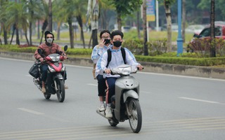 Hà Nội: Bất chấp nguy hiểm, nhiều học sinh vô tư “đầu trần” lao vun vút trên đường