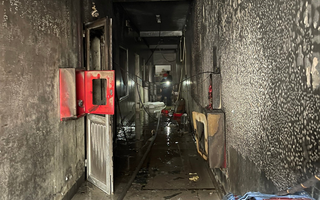 Giải thoát 4 người mắc kẹt trong đám cháy tại xưởng sản xuất thuốc thú y
