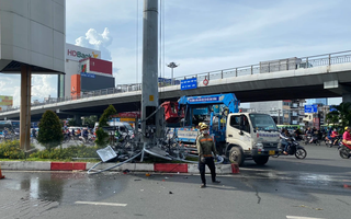 TPHCM: Rơi dàn đèn "khổng lồ" tại ngã tư Hàng Xanh, một người bị thương nặng 