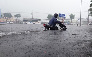 Đường phố thành sông, người Đà Nẵng bì bõm đẩy xe dưới mưa lớn