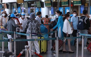 Chuyến bay Đà Nẵng - Hà Nội phải tạm dừng vì 2 hành khách hỏi nhau "súng ở đâu?"