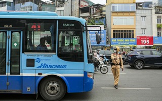 Bị CSGT dừng xe xử phạt, nhiều tài xế xe bus bất ngờ khi không biết mình vi phạm