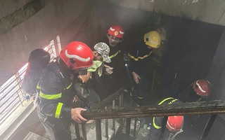 Cảnh sát giải cứu 12 người khỏi căn nhà cháy ở TPHCM 