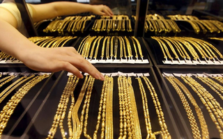 Sau "rung lắc" mạnh, giá vàng vọt lên mức 74,5 triệu đồng/lượng