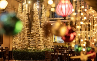 Độc đáo những cây thông Noel làm bằng tre, hạc giấy ở Hà Nội