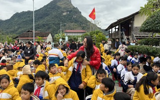 Trường THCS Bế Văn Đàn trao tặng gần 160 suất quà thiện nguyện tại Cao Bằng 