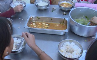 Bộ GD&ĐT đề nghị làm rõ vụ “cắt xén” bữa ăn bán trú của học sinh ở Lào Cai