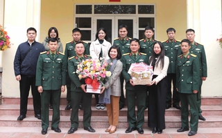 Trung ương Hội LHPN Việt Nam thăm, tặng quà 2 đơn vị em nuôi