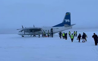 Máy bay hạ cánh nhầm xuống sông băng ở Siberia
