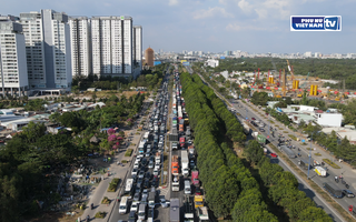 TPHCM: Các cửa ngõ đông nghịt người về quê nghỉ Tết Dương lịch