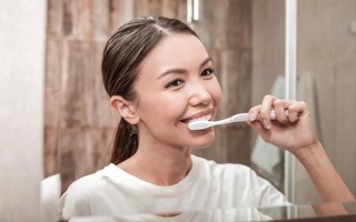 4 thói quen giúp bạn càng ngày càng trẻ, trong đó có cả đánh răng