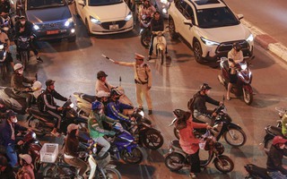 Hà Nội: Cảnh sát giao thông "căng mình" phân luồng, điều tiết giao thông giờ cao điểm