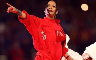 Rihanna khoe bụng bầu lần 2 trên sân khấu Super Bowl?
