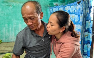 Chồng ngã quỵ khi mất cả vợ lẫn con trong vụ tai nạn thảm khốc ở Quảng Nam