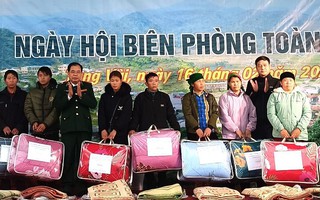 "Ngày hội Biên phòng toàn dân" ở Hà Giang: Tặng 5 nhà đại đoàn kết và quà cho các gia đình khó khăn 