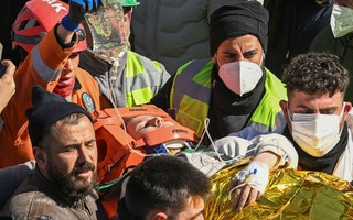 Cô gái 17 tuổi sống sót sau 248 giờ bị vùi lấp trong trận động đất ở Thổ Nhĩ Kỳ
