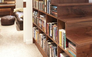 Tận dụng gầm cầu thang thành tủ sách sẽ biến nhà bạn trở thành thư viện 