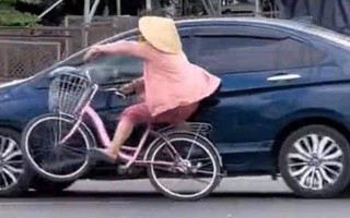 TPHCM: Cảnh sát lên tiếng vụ người phụ nữ đi xe đạp va quệt với ô tô nhưng bị nói dàn cảnh ăn vạ