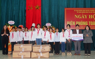 Hội LHPN Thanh Hóa tặng quà học sinh nghèo vượt khó trong “Ngày hội biên phòng toàn dân” 