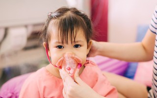 Chăm sóc trẻ bị viêm phổi tại nhà cần lưu ý gì?
