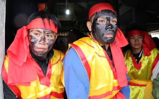 Đội mưa dự Lễ hội "mặt nhọ" ở Lạng Sơn