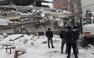 Thảm họa động đất ở Thổ Nhĩ Kỳ: Tuyết rơi và mưa lớn không ngừng gây khó khăn cho công tác cứu hộ