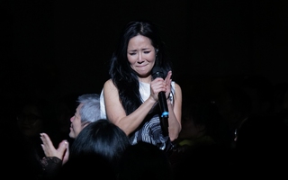 Diva Hồng Nhung rưng rưng khi nhắc về nhạc sĩ Trịnh Công Sơn trong concert cá nhân
