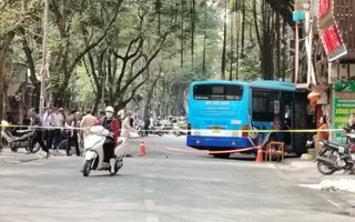 Hà Nội: Xe buýt lao vào quán bún chả, 2 người nhập viện cấp cứu