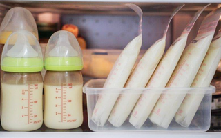 Bé bị tiêu chảy khi ăn sữa mẹ rã đông, sai lầm từ khâu trữ sữa