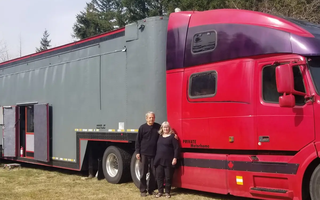 Đôi vợ chồng nghỉ hưu dành 5 năm biến xe tải cũ thành ngôi nhà di động