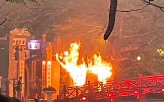 Hà Nội: Cháy lớn tại bốt bán vé vào đền Ngọc Sơn