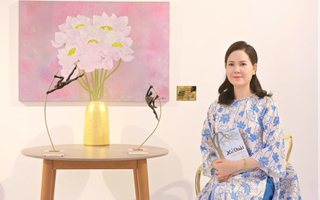 Ngắm tranh hoa sen tại triển lãm của nữ Phật tử