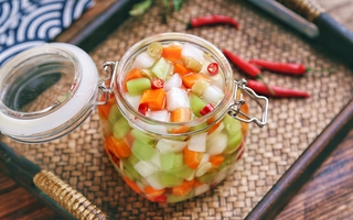 Rau củ ngâm chua ngọt: Cách làm đơn giản, ăn kèm món gì cũng ngon