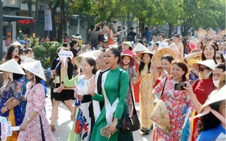 Tưng bừng diễu hành áo dài trên phố đi bộ Nguyễn Huệ