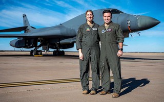 Nữ phi công đầu tiên lái máy bay siêu thanh khi đang mang thai