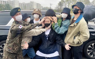 Hành động đáng yêu của 7 thành viên BTS khi tiễn J-Hope lên đường nhập ngũ