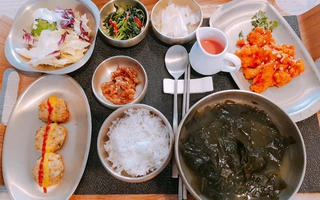Vì sao cơm cữ cho bà đẻ ở Hàn Quốc luôn có món canh rong biển?
