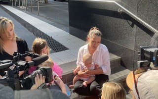 Thẩm phán bị sa thải vì yêu cầu người phụ nữ cho con bú ra khỏi phòng xét xử