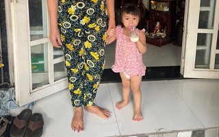 TP.HCM: Tìm người thân cho bé gái 2 tuổi bị mẹ "bỏ quên"