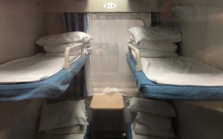 Tranh cãi khi 1 phụ nữ Trung Quốc được xếp cùng khoang giường nằm tàu hỏa cùng 3 nam giới