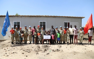 Chiến sĩ “mũ nồi xanh” xây lớp học tặng trẻ mầm non ở Abyei