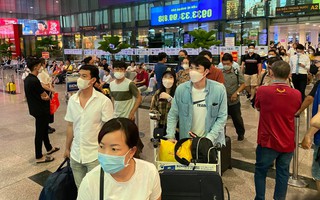 Sân bay Tân Sơn Nhất tấp nập hành khách về quê và đi du lịch dịp Lễ 30/4