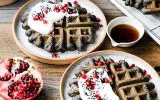 Cuối tuần làm bánh waffle mè đen ăn thư giãn